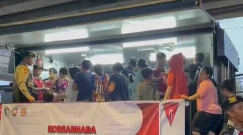 Korsabhara Polri Dirikan Dapur Lapangan untuk Korban Banjir di Rawajati. (Foto: Humas Polri)