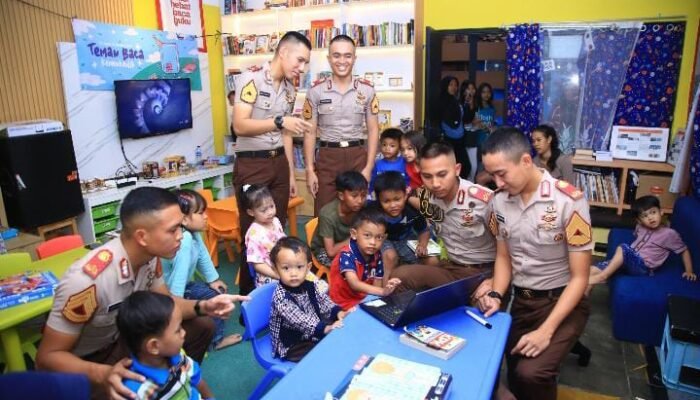 Taruna Akpol Ajarkan Calistung ke Anak Jalanan di Tebet