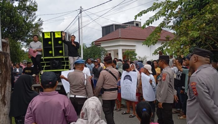 AMBUNGU Geruduk Kantor BPD Buhu, Beri Waktu 3×24 Jam untuk Copot Kades