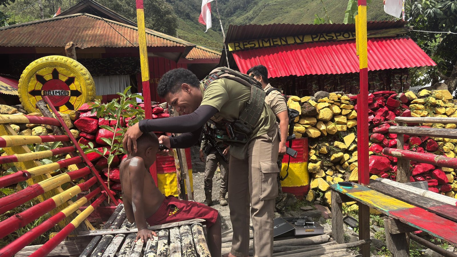 Satgas Cartenz Hadir Humanis, Cukur Gratis Anak di Distrik Mulia. (Foto: Humas Polri)