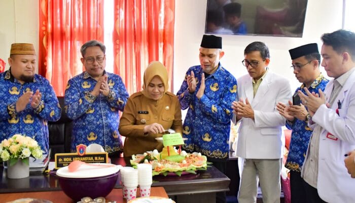 Pj. Bupati Gorontalo Utara Potong Tumpeng HUT ke-11 RSUD dr. Zainal Umar Sidiki