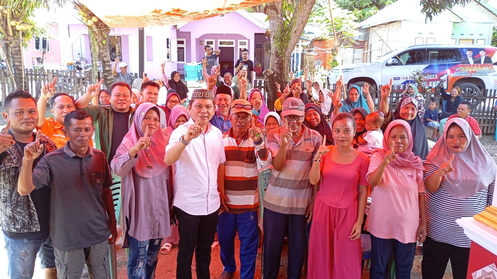 Calon Wakil Bupati Gorontalo Utara dari Paslon Romantis, Ramdhan Mapaliey, foto bersama dengan warga Motomingo. (Foto: Gotimes.id)
