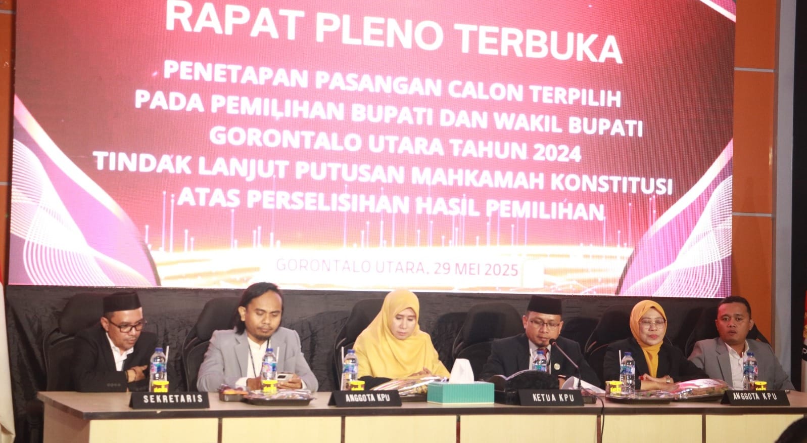 Rapat Pleno KPU Tetapkan Thariq–Nurjana Sebagai Bupati dan Wakil Bupati Gorontalo Utara. (Foto: Humas KPU Gorut)
