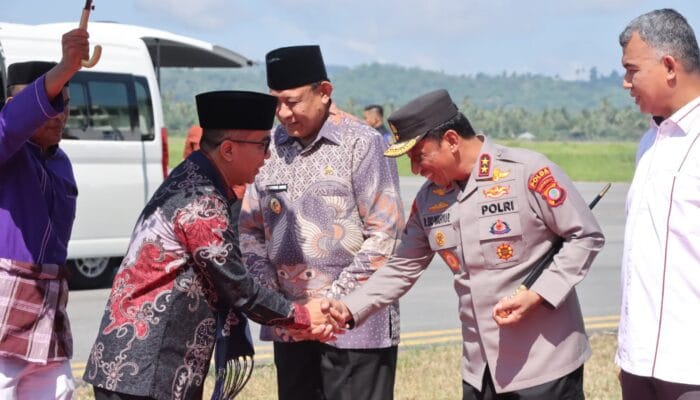 Kapolda Gorontalo Sambut Langsung Kedatangan Menteri Pendidikan Tinggi, Sains, dan Teknologi