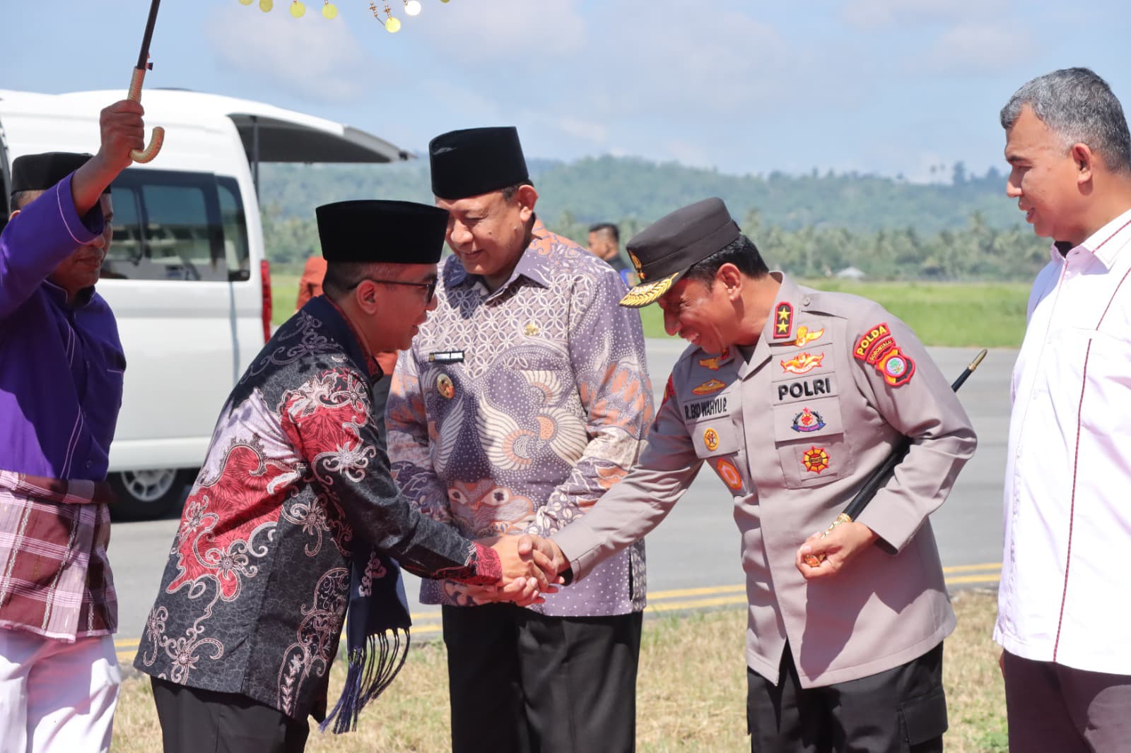 Kapolda Gorontalo Sambut Langsung Kedatangan Menteri Pendidikan Tinggi, Sains, dan Teknologi. (Foto: Humas Polda Gorontalo)