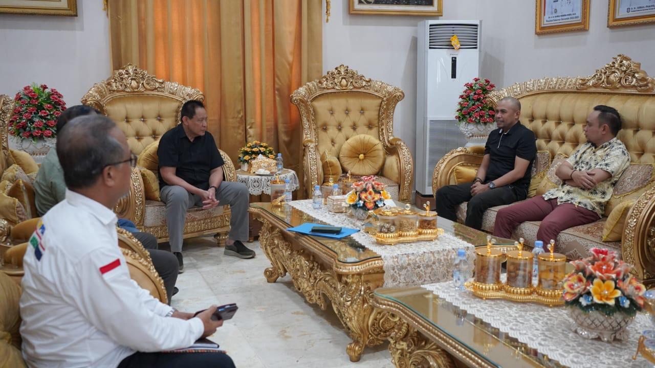Gubernur Gorontalo bersama Pimpinan Bulog Cabang Gorontalo, saat audiensi di Rumah Jabatan Gubernur Gorontalo. Senin (13/05/2025). (Foto: Kominfotik Provinsi Gorontalo) 