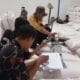 Petugas gudang saat melakukan pemeriksaan jagung petani. (Foto: Gotimes)
