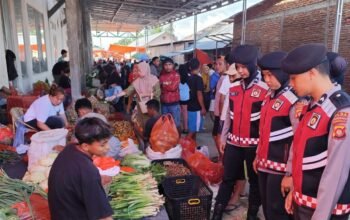 Polda Gorontalo Gencarkan Patroli Jalan Kaki di Pasar, Sasar Preman dan Pungli. (Foto: Humas Polda Gorontalo)