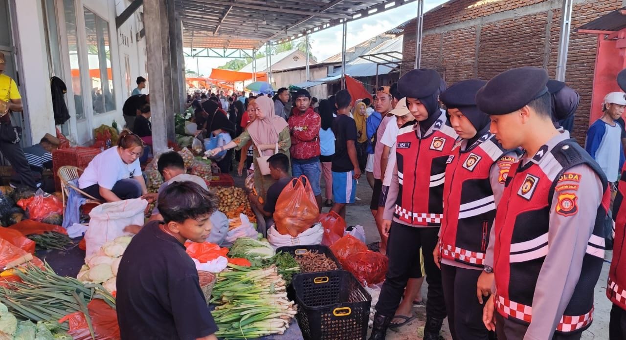 Polda Gorontalo Gencarkan Patroli Jalan Kaki di Pasar, Sasar Preman dan Pungli. (Foto: Humas Polda Gorontalo)