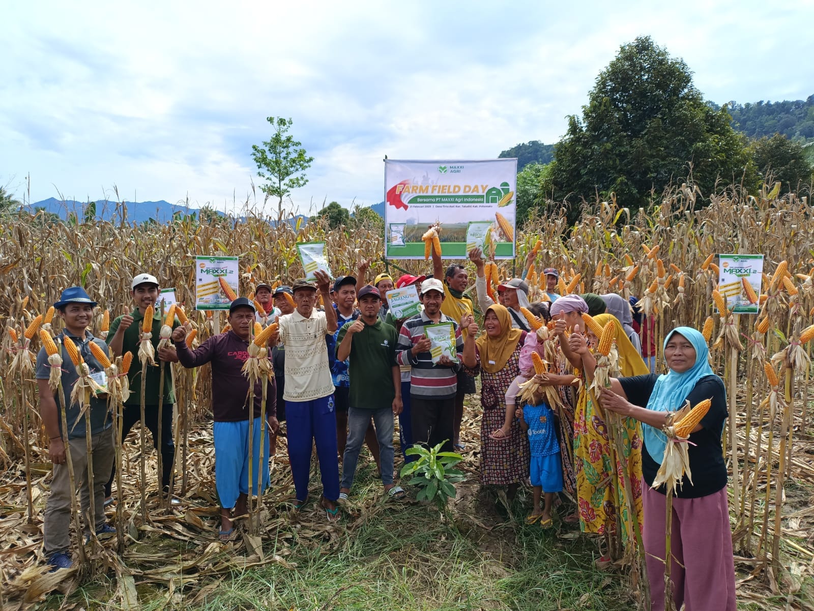 Maxxi Agri Hadirkan Solusi Cerdas untuk Maksimalkan Produksi Jagung Petani 2 Panen Jagung di Desa Tirto Asri Kecamatan Taluditi, Kabupaten Pohuwato yang menggunakan paket jagung Joss dari Maxxi Agri (Foto: Maxxi Agri)
