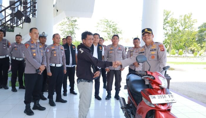 Korban Pemerasan dan Pembakaran di Pohuwato Terima Bantuan Motor dari Kapolres