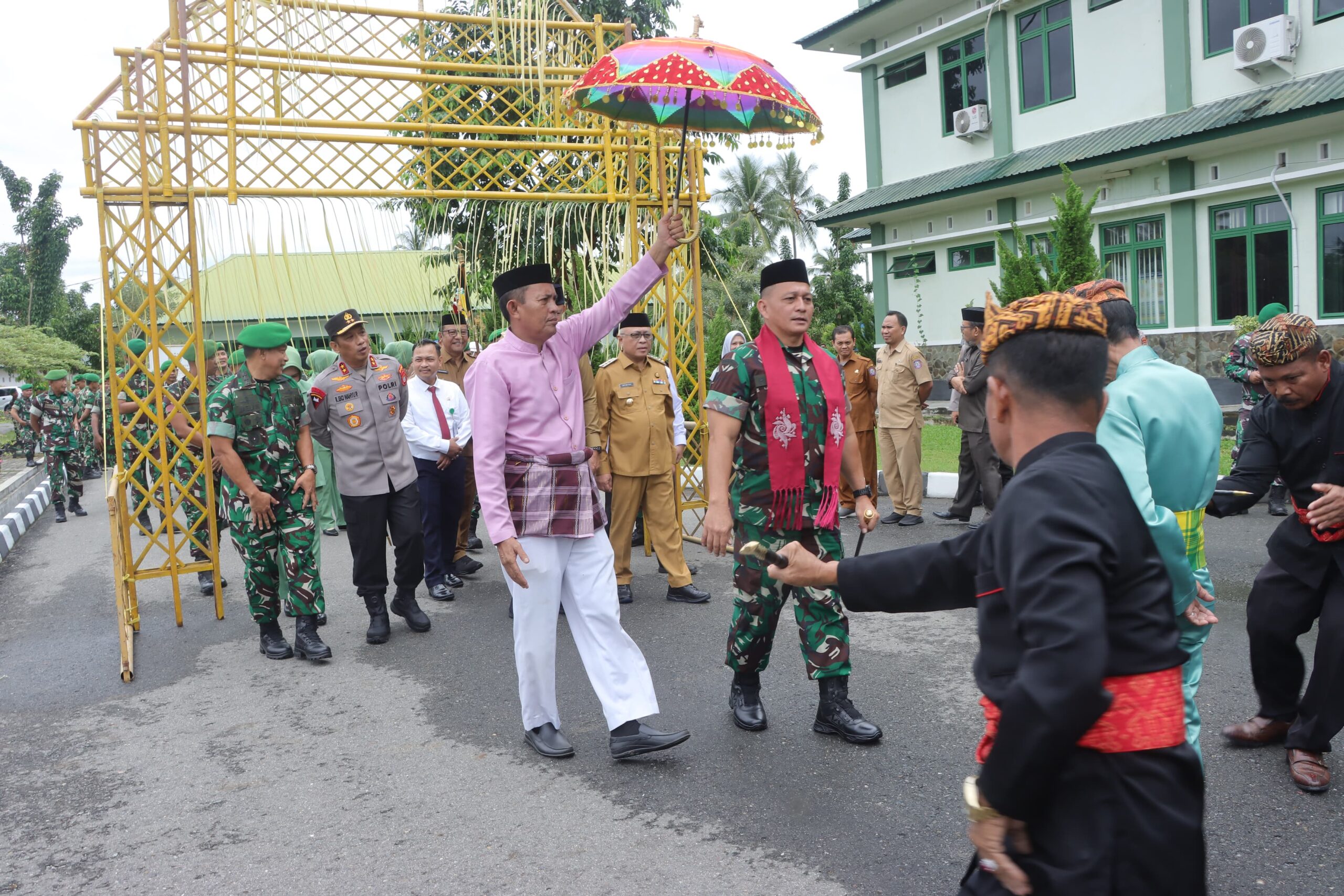 Tradisi Adat Gorontalo Warnai Penyambutan Danrem Baru, Kapolda Turut Hadir. (Foto: Humas Polda Gorontalo)