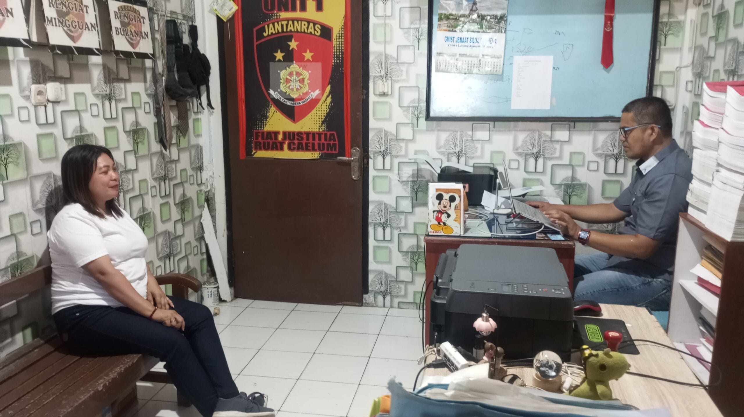 Pihak penyidik Polres Sangihe saat meminta keterangan saksi terkait dugaan pengancaman terhadap wartawan yang diduga dilakukan oleh oknum anggota DPRD Sangihe, Selasa (3/6/2025). (Foto: AM. Budiman)