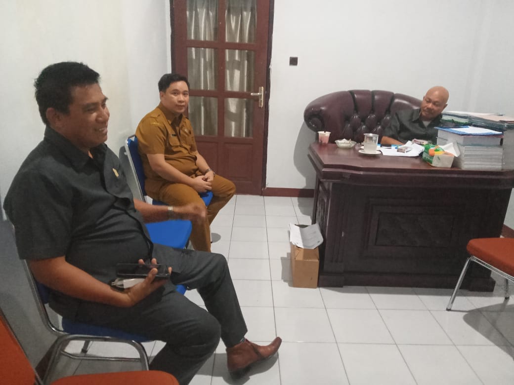 Wakil Ketua DPRD Sangihe, R. Paulus Makagansa bersama HL saat ditemui, Selasa (3/6/2025). (Foto: AM. Budiman)