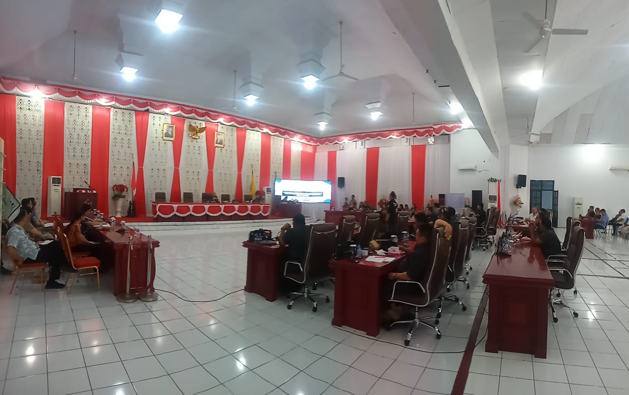 Rapat lintas komisi, terkait dengan dugaan obat expired yang didistribusi ke Puskesmas Kendahe. Kamis (5-6). (Foto: AM. Budiman.