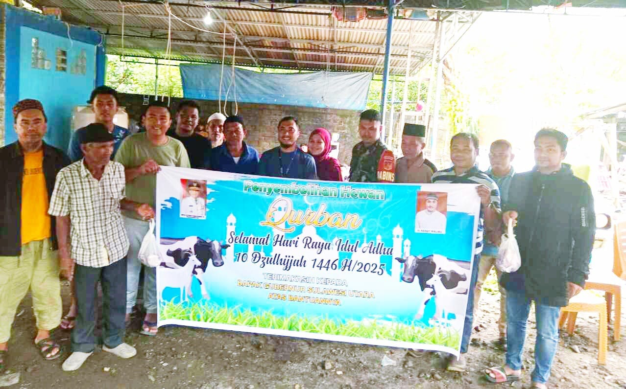 H. Rifandi Andika Malibu bersama perwakilan jamaah penerima kurban, Sabtu (7/6/2025). (Foto: AM. Budiman)
