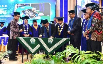 Menteri Pendidikan Menengah Republik Indonesia Abdul Mu’ti saat meresmikan Fakultas Kedokteran Universitas Muhammadiyah Gorontalo (UMGO) dengan penandatanganan prasasti, Selasa (11-6). (Foto : Kominfotik/Mila)