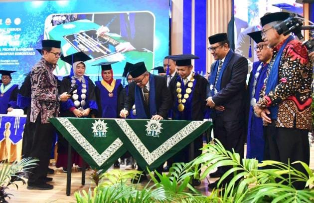 Menteri Pendidikan Menengah Republik Indonesia Abdul Mu’ti saat meresmikan Fakultas Kedokteran Universitas Muhammadiyah Gorontalo (UMGO) dengan penandatanganan prasasti, Selasa (11-6). (Foto : Kominfotik/Mila)