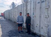 Penanggungjawab PT. JSM, Wahyu bersama Penanggungjawab BARANTIN SPPLT, Renold Rahajaan usai memantau proses stuffing ikan di dermaga petikemas, Pelabuhan Tahuna, Senin (16/06/2025). (Foto: AM Budiman)