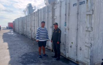 Penanggungjawab PT. JSM, Wahyu bersama Penanggungjawab BARANTIN SPPLT, Renold Rahajaan usai memantau proses stuffing ikan di dermaga petikemas, Pelabuhan Tahuna, Senin (16/06/2025). (Foto: AM Budiman)