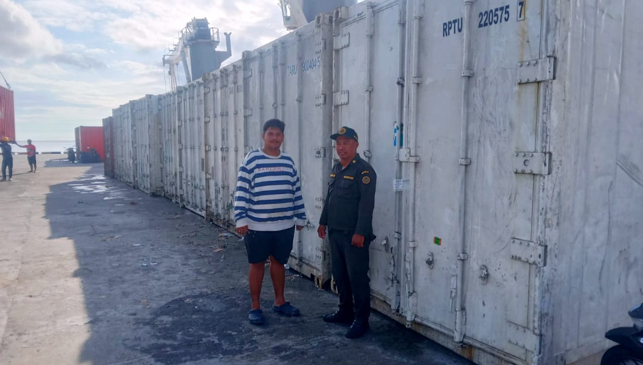 Penanggungjawab PT. JSM, Wahyu bersama Penanggungjawab BARANTIN SPPLT, Renold Rahajaan usai memantau proses stuffing ikan di dermaga petikemas, Pelabuhan Tahuna, Senin (16/06/2025). (Foto: AM Budiman)