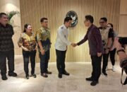 Bupati Sangihe, Michael Thungari dan rombongan saat menemui Menkes, Rabu (18-6). (Foto: Dok. Humas Sangihe)