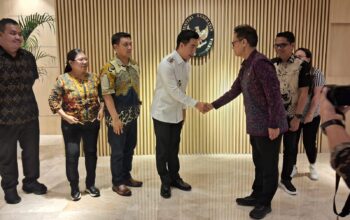 Bupati Sangihe, Michael Thungari dan rombongan saat menemui Menkes, Rabu (18-6). (Foto: Dok. Humas Sangihe)