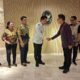 Bupati Sangihe, Michael Thungari dan rombongan saat menemui Menkes, Rabu (18-6). (Foto: Dok. Humas Sangihe)