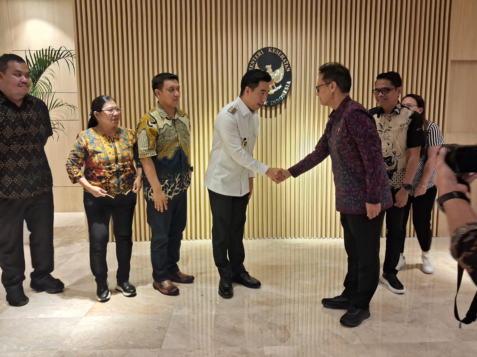 Bupati Sangihe, Michael Thungari dan rombongan saat menemui Menkes, Rabu (18-6). (Foto: Dok. Humas Sangihe)