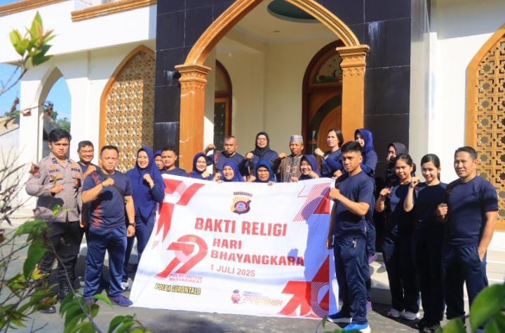 Sambut HUT Bhayangkara ke-79, Polda Gorontalo Gelar Bakti Religi di Masjid Al Muhajirin Limboto. (Foto: Humas Polda Gorontalo)