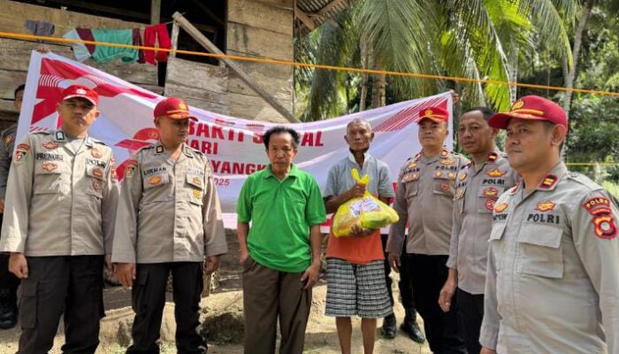 SPN Polda Gorontalo Salurkan Sembako di Tabongo, Wujud Kepedulian di Hari Bhayangkara ke-79
