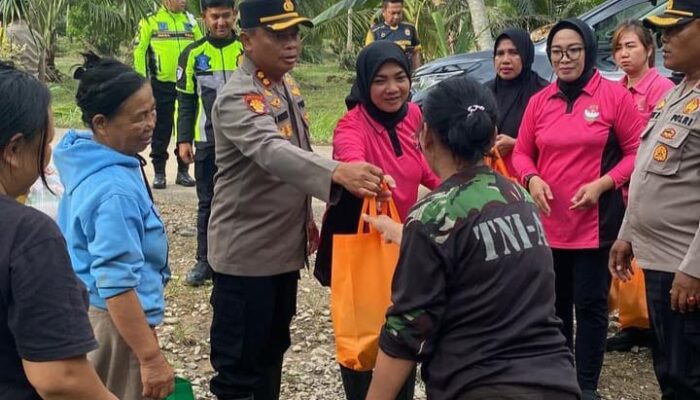 Aksi Peduli, Kapolres Pohuwato Pimpin Penyaluran Bantuan Banjir