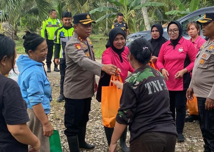 Aksi Peduli, Kapolres Pohuwato Pimpin Penyaluran Bantuan Banjir. (Foto: Humas Polres Gorontalo)