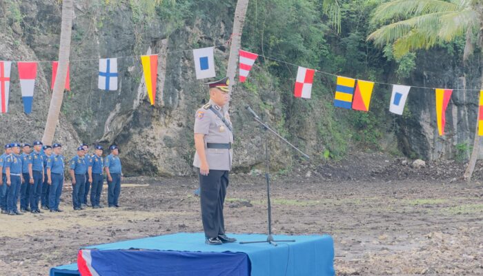 Irwasda Polda Gorontalo Pimpin Upacara Tabur Bunga di Laut Peringati HUT Bhayangkara ke-79