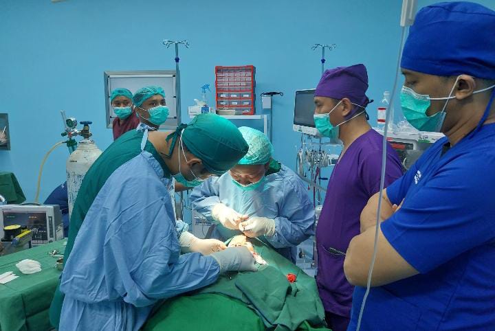 Operasi Bibir Sumbing Gratis bagi Anak Meriahkan Hari Bhayangkara ke-79 oleh Polda Gorontalo. (Foto: Humas Polda Gorontalo)