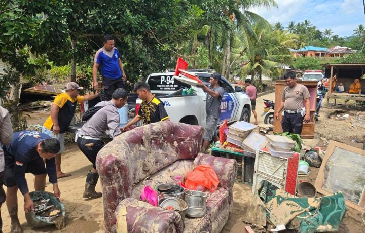 Polres Pohuwato Hadir di Tengah Warga, Bersihkan Dampak Banjir di Kecamatan Wanggarasi. (Foto: Humas Polres Pohuwato)