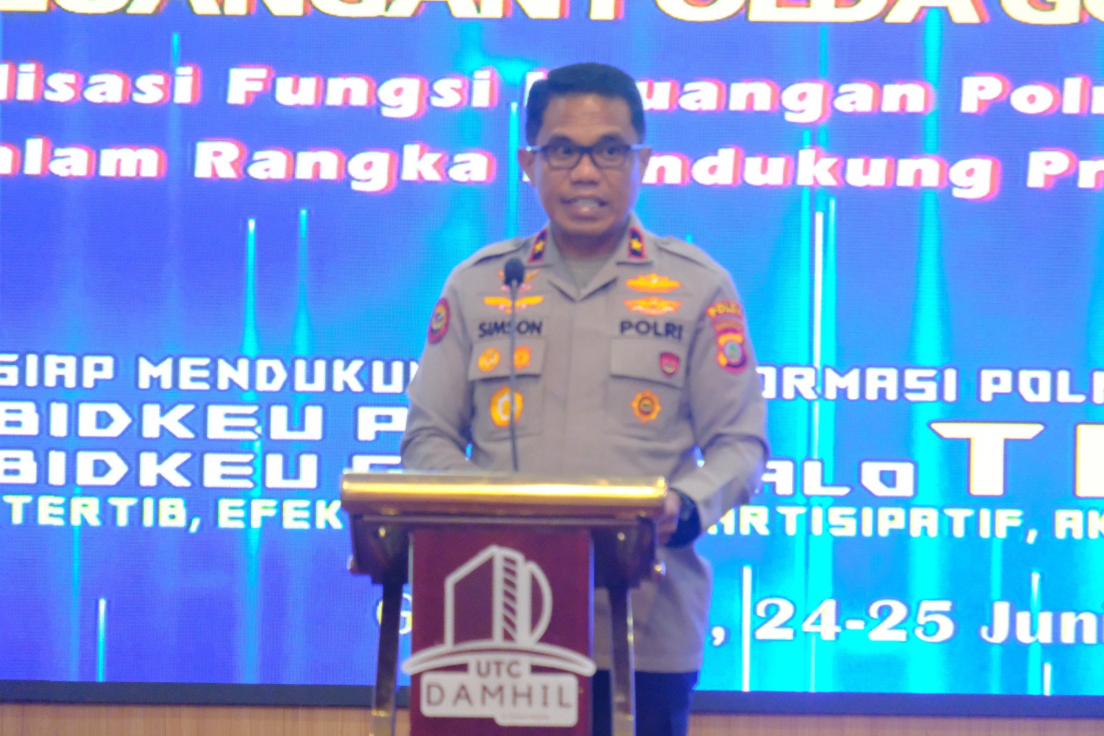Wakapolda Gorontalo Brigjen Pol Simson Zet Ringu, SIK., M.Si saat membuka kegiatan Rakernis Bidkeu di Aula Damhil, Selasa (24/6/2025). (Foto: Humas Polda Gorontalo)