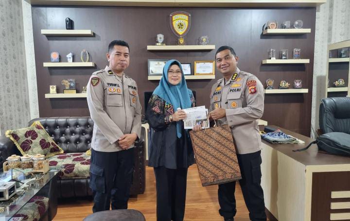 Peringati HUT Bhayangkara, Kapolda Bagikan Tiket Umroh Gratis. (Foto: Humas Polda Gorontalo)
