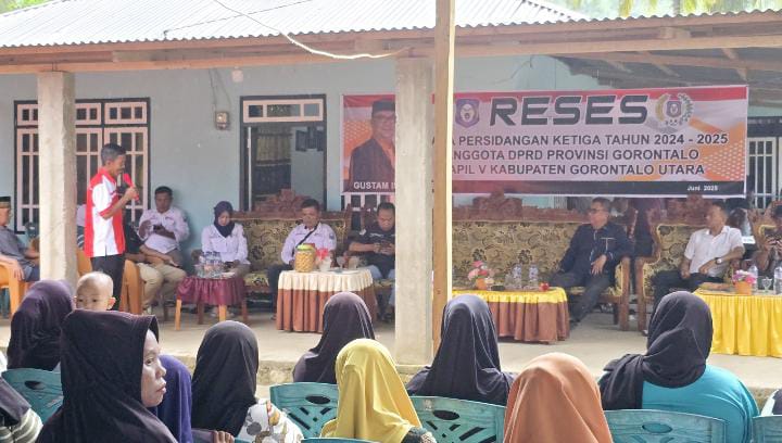 Kepala desa Bualemo, Kecamatan Kwandang, Suleman Pakaya saat menyampaikan aspirasi pada reses. (Foto: GoTimes)