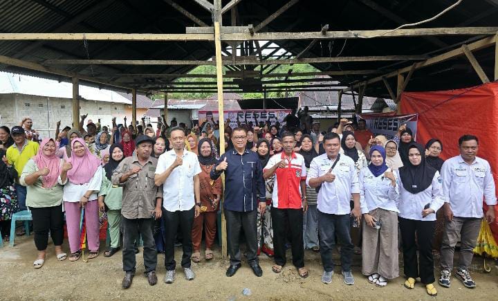 Kebersamaan Gustam Ismail bersama masyarakat desa Bulemo pada acara reses. (Foto: GoTimes)