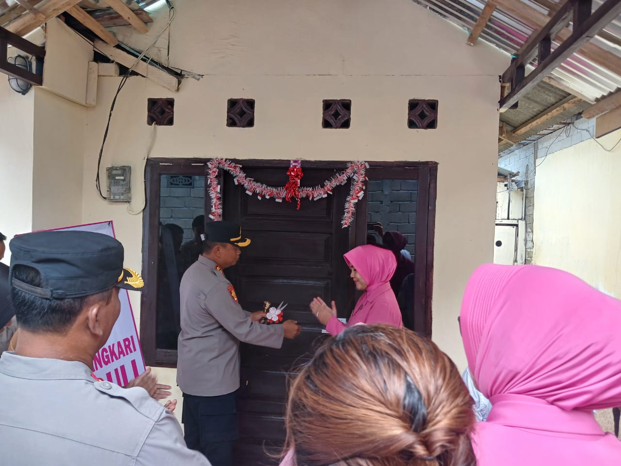 Kapolres Pohuwato Serahkan Rumah Layak Huni untuk Warga Tak Mampu. (Foto: Humas Polres Pohuwato)