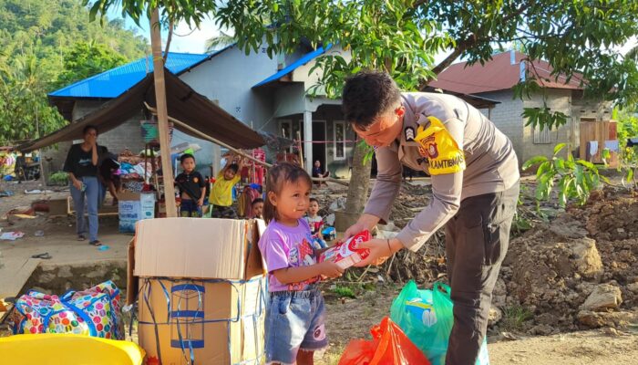 Bhabinkamtibmas Jadi Garda Terdepan Bantu Korban Banjir di Kecamatan Wanggarasi