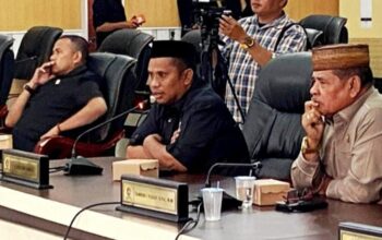 Anggota DPRD dari Fraksi Golkar, Lukum Diko, dalam rapat paripurna penyampaian pidato bupati dan wakil bupati terpilih, Senin (30-6). (Foto: GoTimes.id)