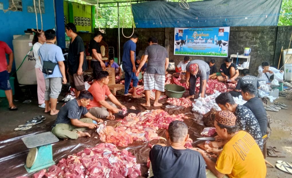 Suasan pemotongan hewan qurban di kediaman Rifandi Andika Malibu. (Foto: AM. Budiman) 