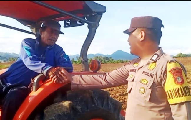 Cegah Aksi Pencurian, Bhabinkamtibmas Polres Pohuwato Gencar Edukasi Petani. (Foto: Humas Polres Pohuwato)