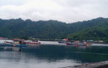 Sejumlah kapal penangkap ikan yang berlabuh di kompleks pelabuhan Tahuna. (Foto: AM. Budiman)