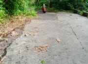 Kondisi jalan masuk Kampung Talawid Kecamatan Kendahe, turunan curam, aspal terkelupas, licin karena lumut. (Foto: AM. Budiman)