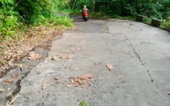 Kondisi jalan masuk Kampung Talawid Kecamatan Kendahe, turunan curam, aspal terkelupas, licin karena lumut. (Foto: AM. Budiman)