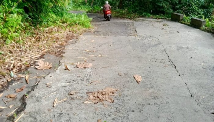 Cukup Lama Terbengkalai, Warga Talawid Minta Bupati Perbaiki Jalan dan Talud Pantai