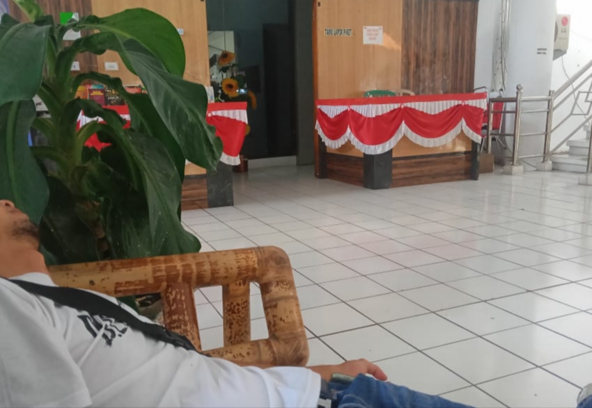 Salah satu awak media yang sampai ketiduran menunggu konfirmasi dari ruangan wabup, Rabu (18/06/2025). (Foto: AM Budiman)